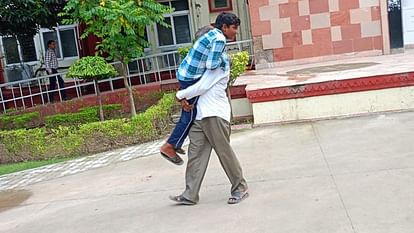 father kept running with son on his shoulders in BHU hospital did not get stretcher or wheelchair