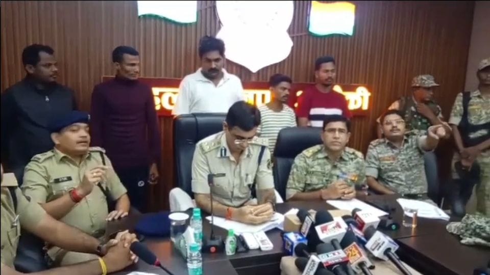 Police arrested five accused who helped Naxalites in Rajnandgaon