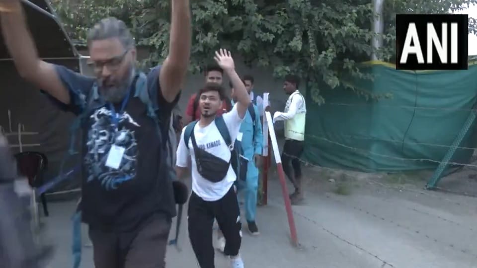 Another group leaves for Baba Barfani from Pantha Chowk