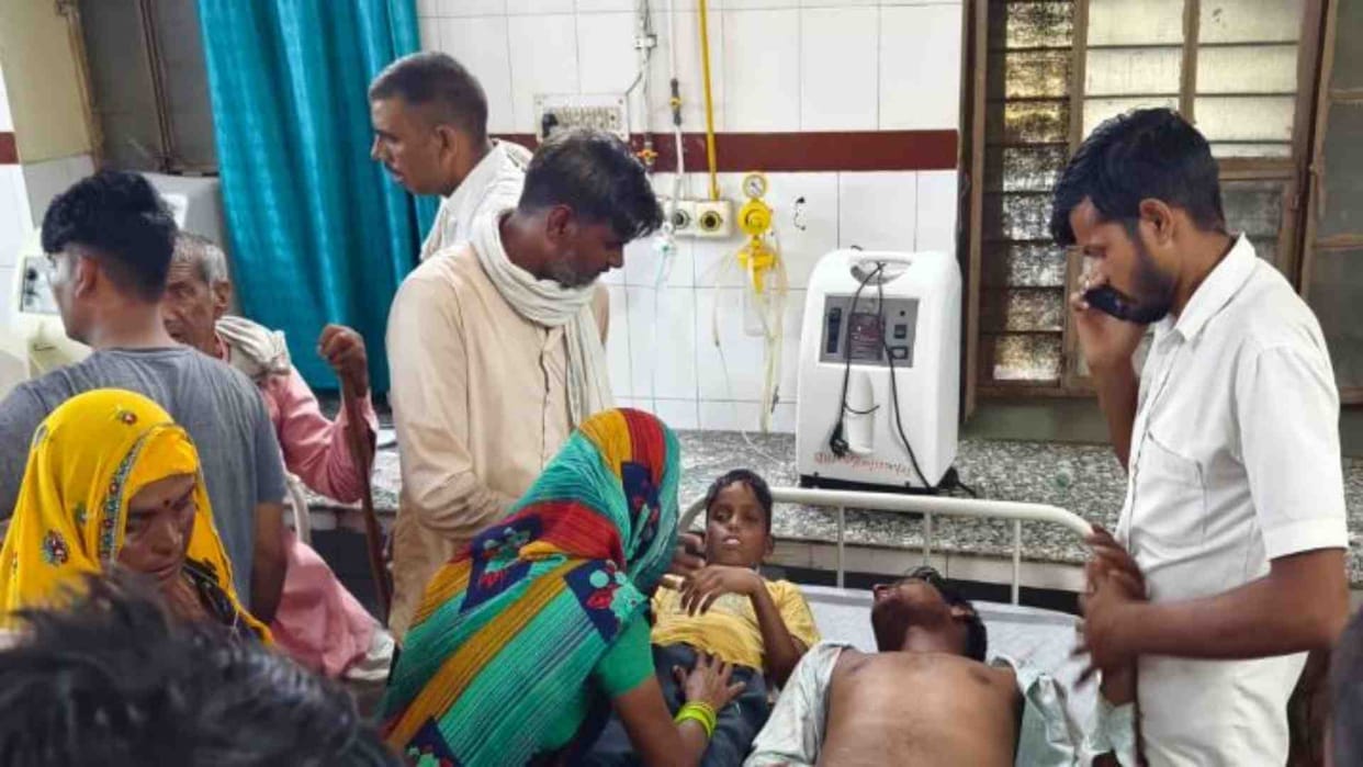 Bharatpur News: Three people got electrocuted due to falling of an electric pole, one person died