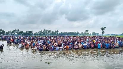 भारत में प्रवेश करने के लिए सीमा पर इंतजार करते बांग्लादेशी