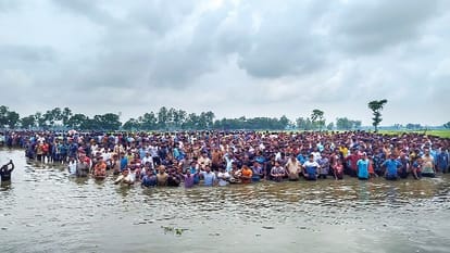 भारत में प्रवेश करने के लिए सीमा पर इंतजार करते बांग्लादेशी