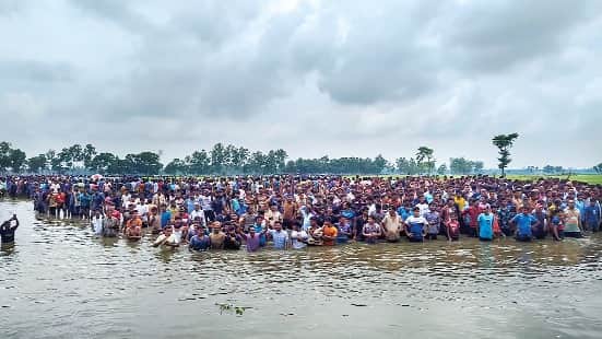 Bangladeshis are also raising slogans of 'Jai Shri Ram' to come to India
