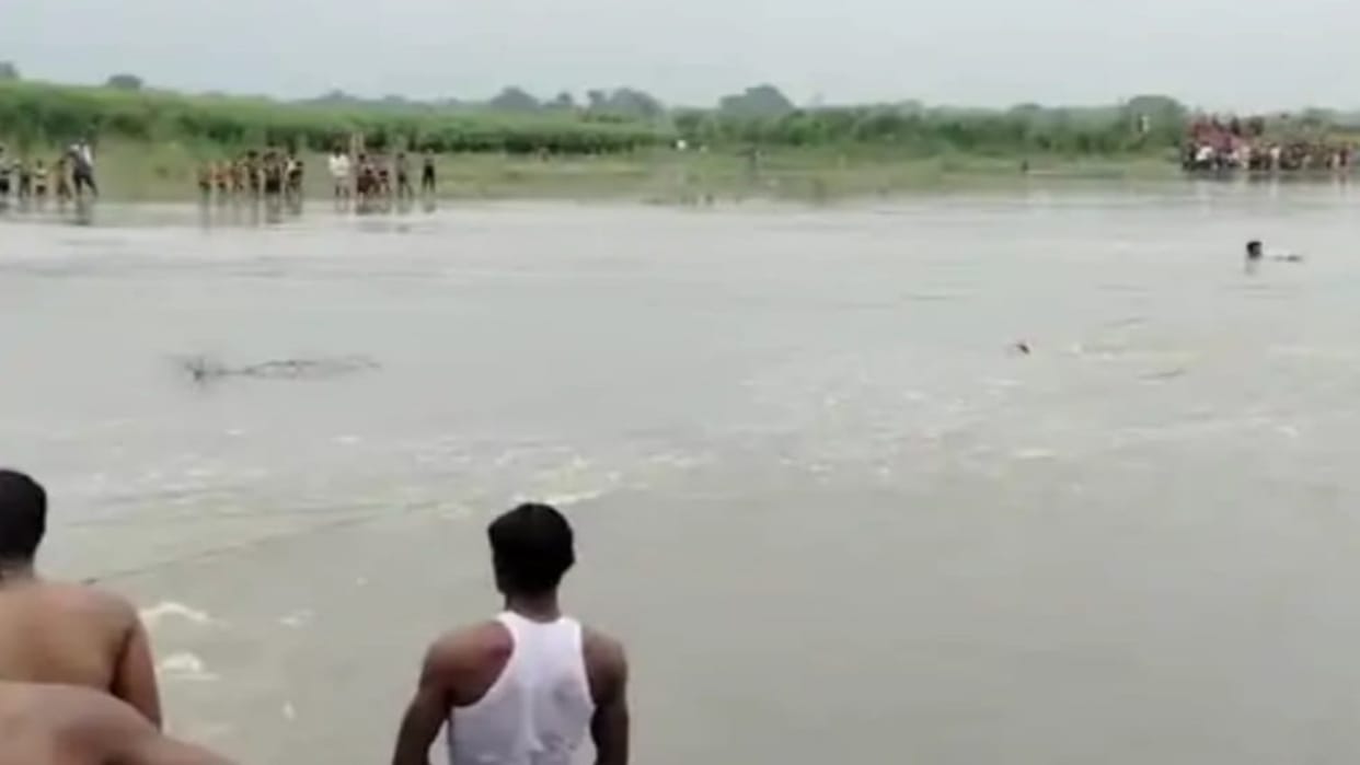 Bihar Weather: A boat sank in Purnea's Kosi river; more than ten people were on board, one woman fainted