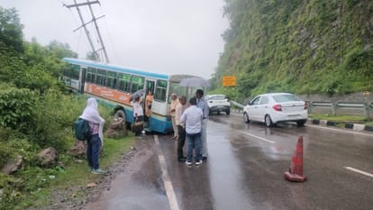 Haryana Roadways bus went out of control and went off the road, a major accident was averted