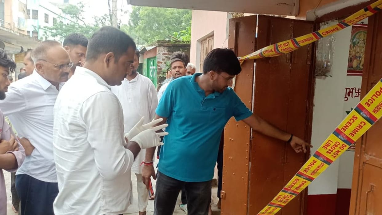 Theft front of police post in ballia Thieves ransacked two shops took away jewellery worth 60 lakh rupees