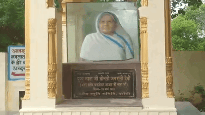 इतिहास के पन्नों पर झांसी: चंद्रशेखर आजाद का था खास नाता, मां जगरानी ने यहीं बिताया था अंतिम समय Chandrashekhar Azad mother Jagrani spent her last days here in Jhansi