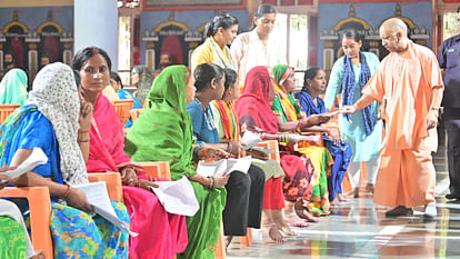 CM Yogi listened to the problems of 400 people in the public darshan organized in Gorakhnath temple.