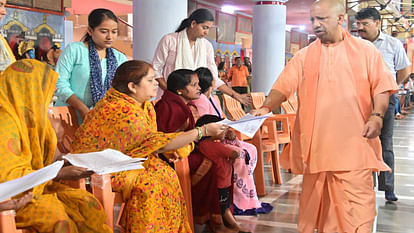 CM Yogi listened to the problems of 400 people in the public darshan organized in Gorakhnath temple.