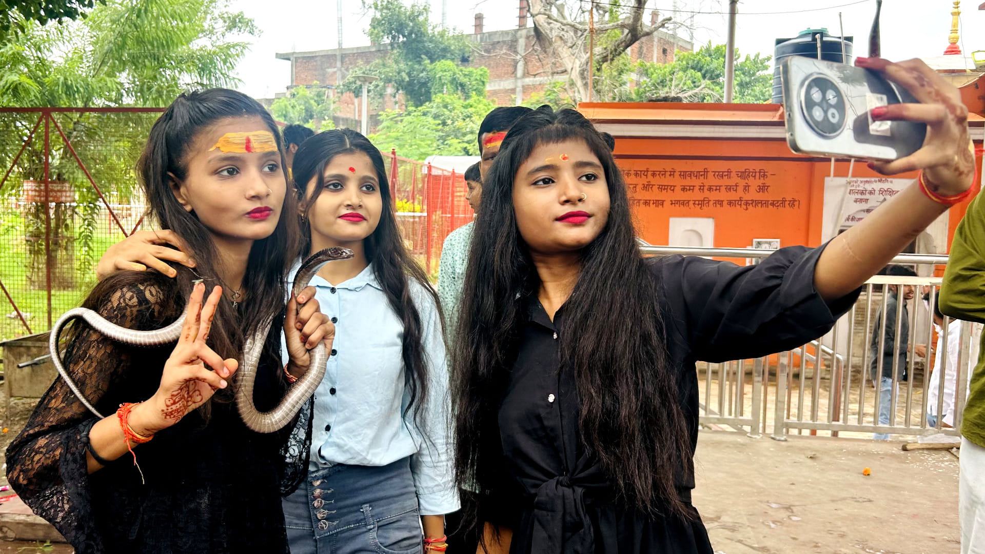 On the occasion of Nag Panchami, Nag Devta was worshiped in various temples in Gorakhpur.
