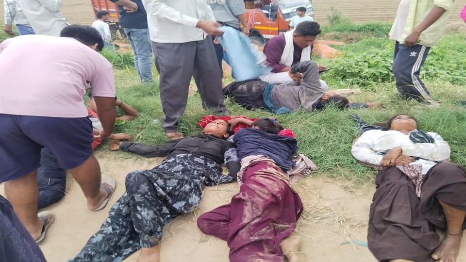 A canter full of corn overturned in a field in Hapur many workers including women were buried