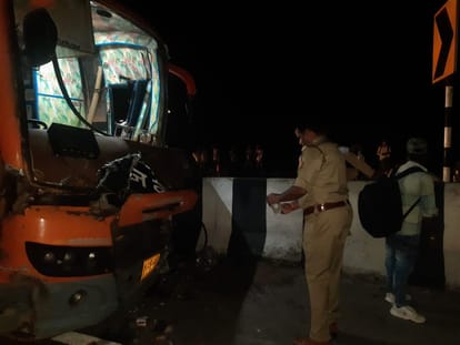 Lucknow: डबल डेकर बस से टकराकर ट्रक पलटा, बाल-बाल बचीं 45 सवारियां Double decker bus colloied with a truck in Bijnau Lucknow.