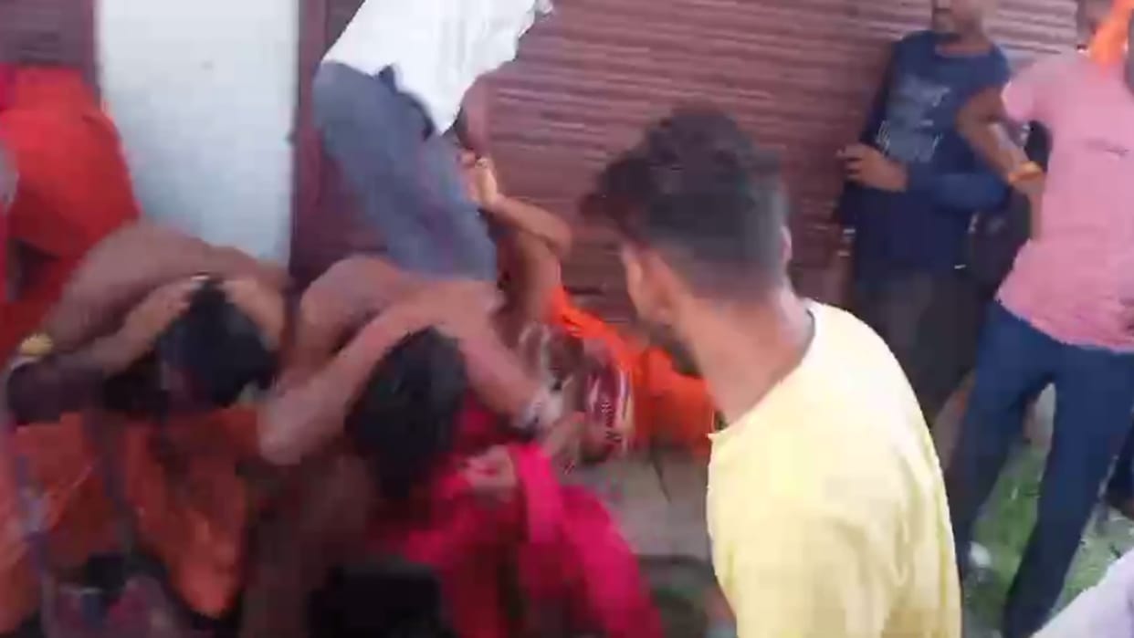 Lucknow: Villagers beat saints for doing fraud in Gosaiganj.