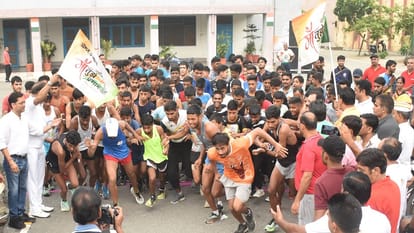 Meerut: Children and youth ran in the Mini Marathon in the name of the country, elders also showed enthusiasm.
