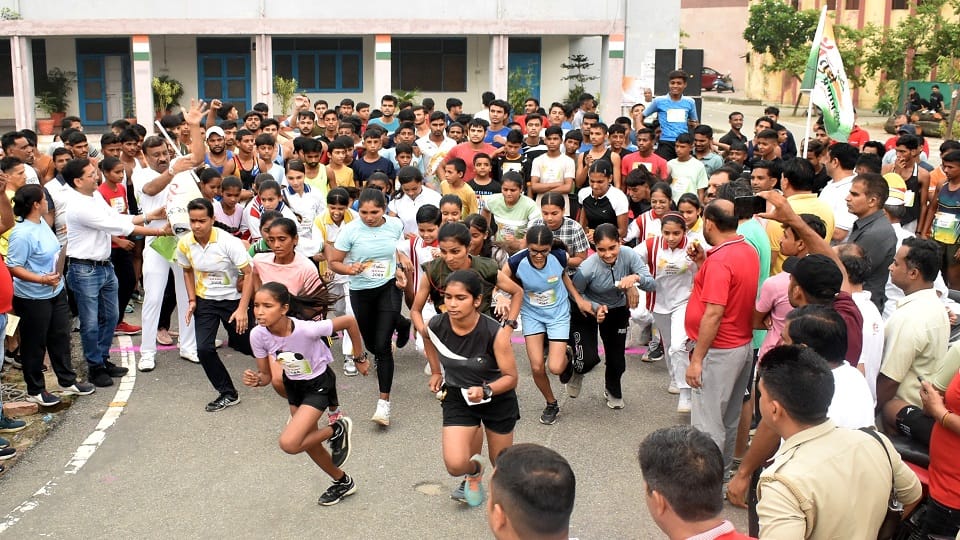 Meerut: Children and youth ran in the Mini Marathon in the name of the country, elders also showed enthusiasm.