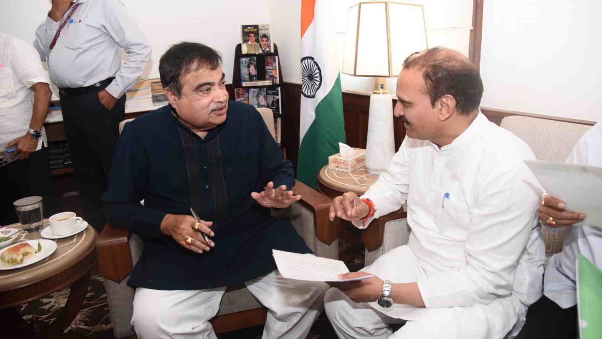 मंत्री नितिन गडकरी से मिले सांसद नीरज डांगी।