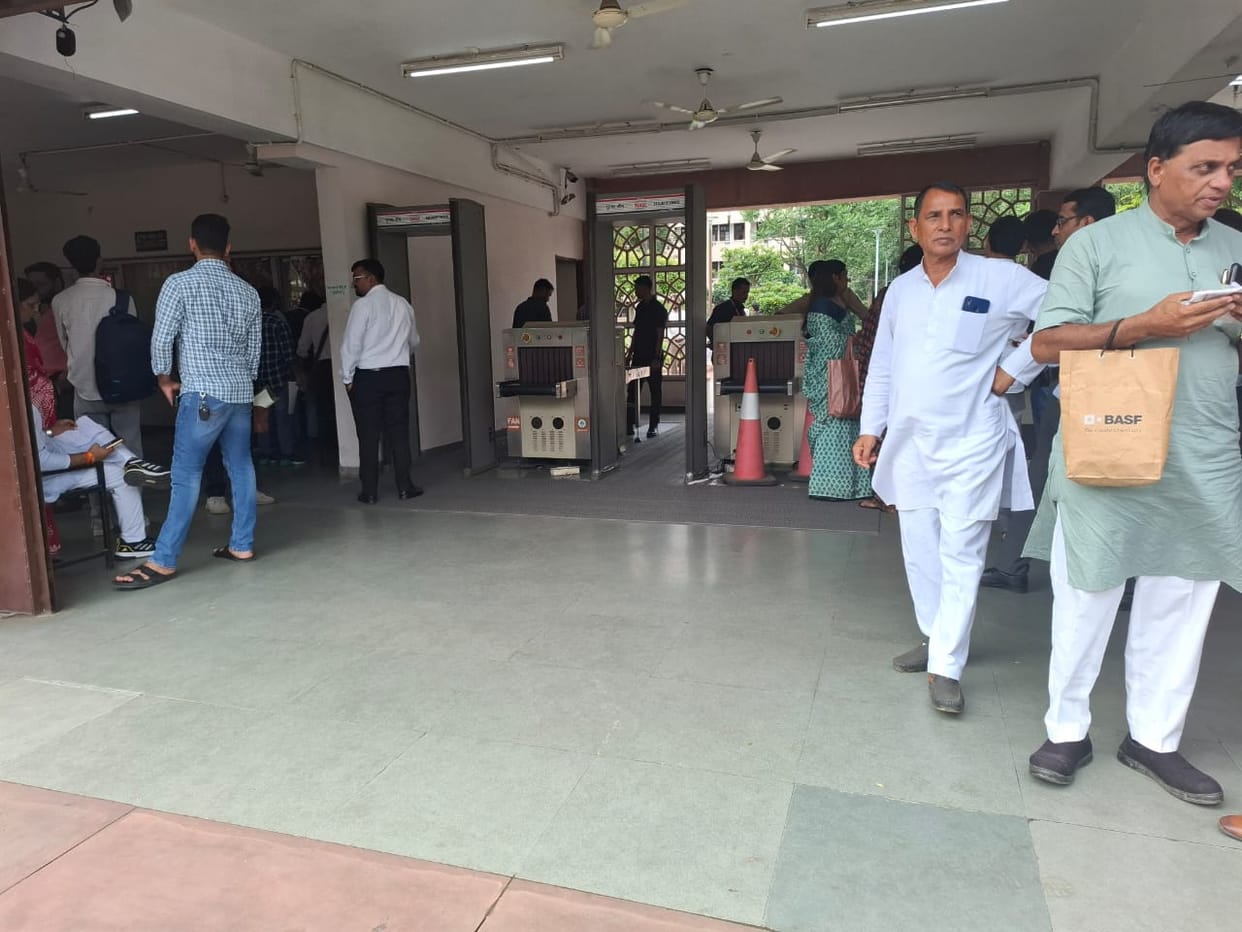 MP News: Big negligence in security of Madhya Pradesh Ministry, bag scanner machines broken for a long time