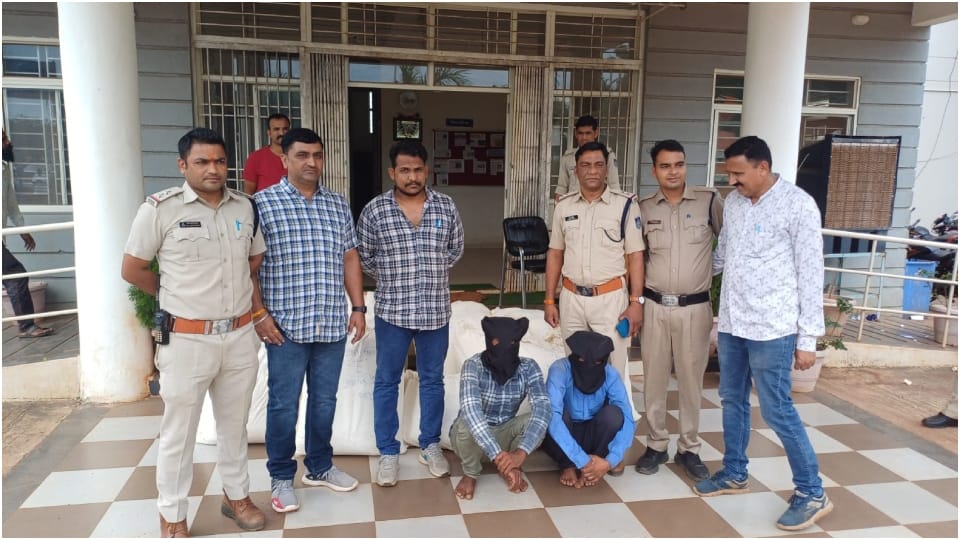 MP News 1.94 Crore Rupees Worth of Cannabis Seized Smugglers Hid 290 Kgs in Truck Hidden Compartment