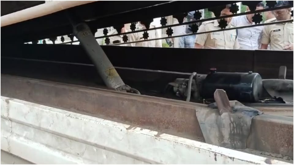 MP News 1.94 Crore Rupees Worth of Cannabis Seized Smugglers Hid 290 Kgs in Truck Hidden Compartment