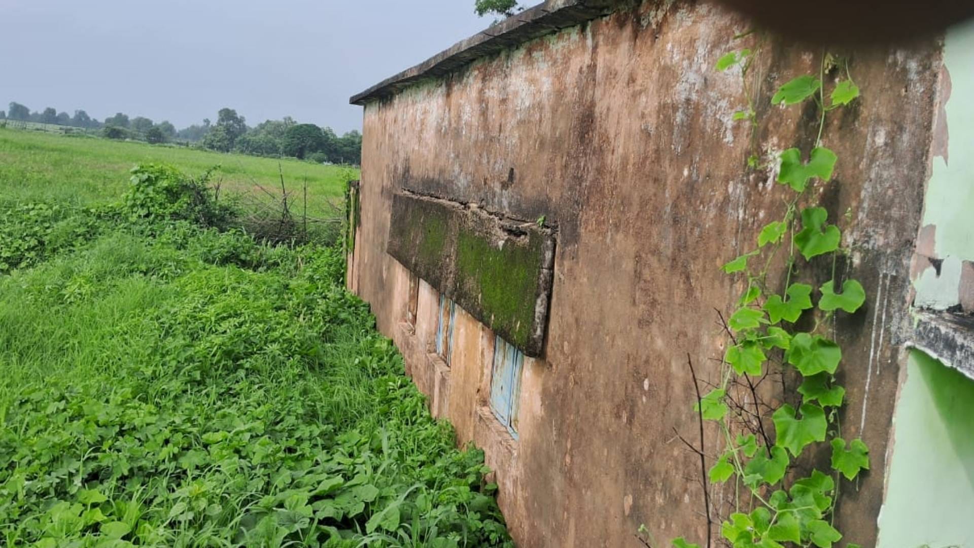 Lack of community hall in Buxwaha of Chhatarpur villagers express their pain