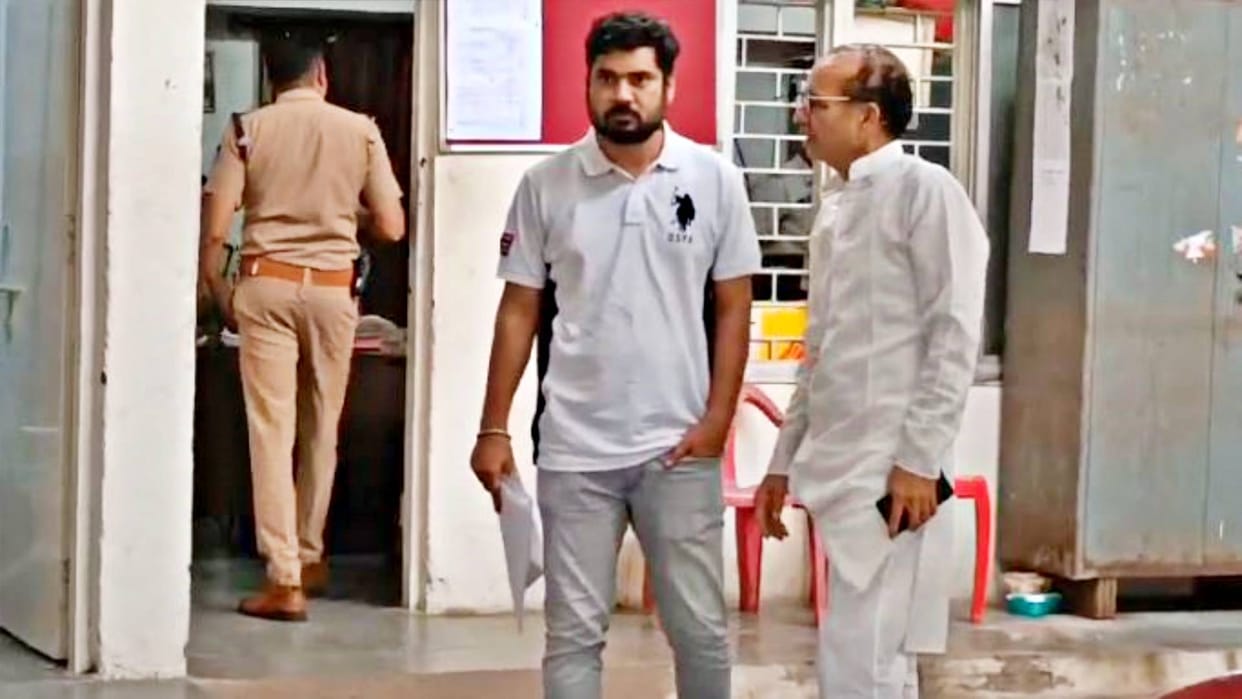 Online Fraud Retired bank officer duped of Rs 50 lakh in Ujjain