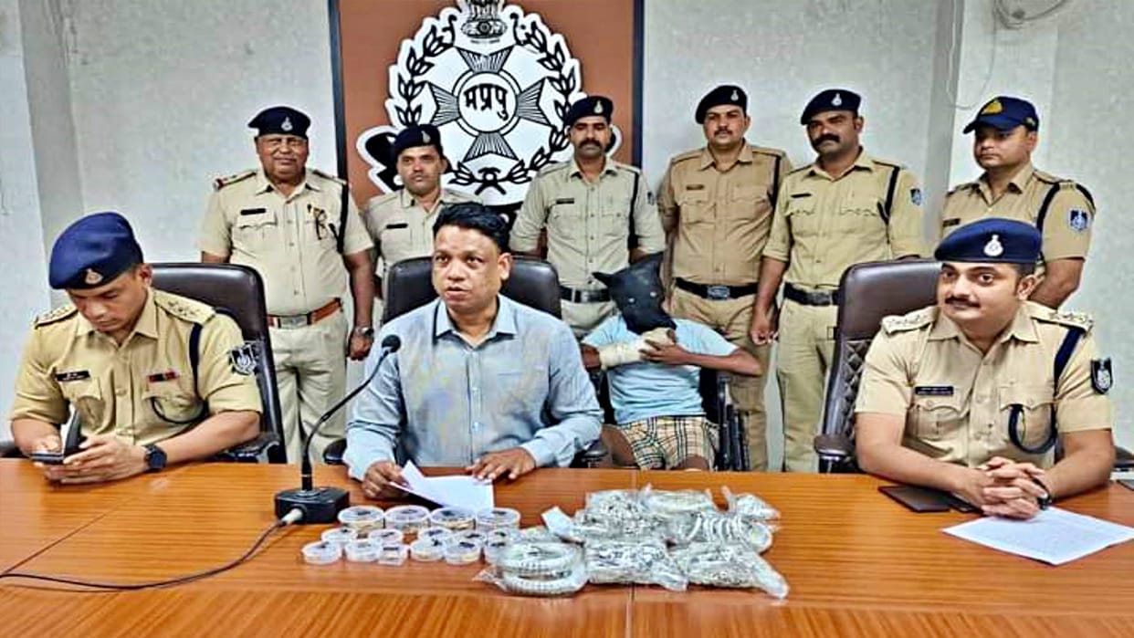Ratlam Jewelry theft worth five crores disclosed in Javra one dead three arrested search five accused