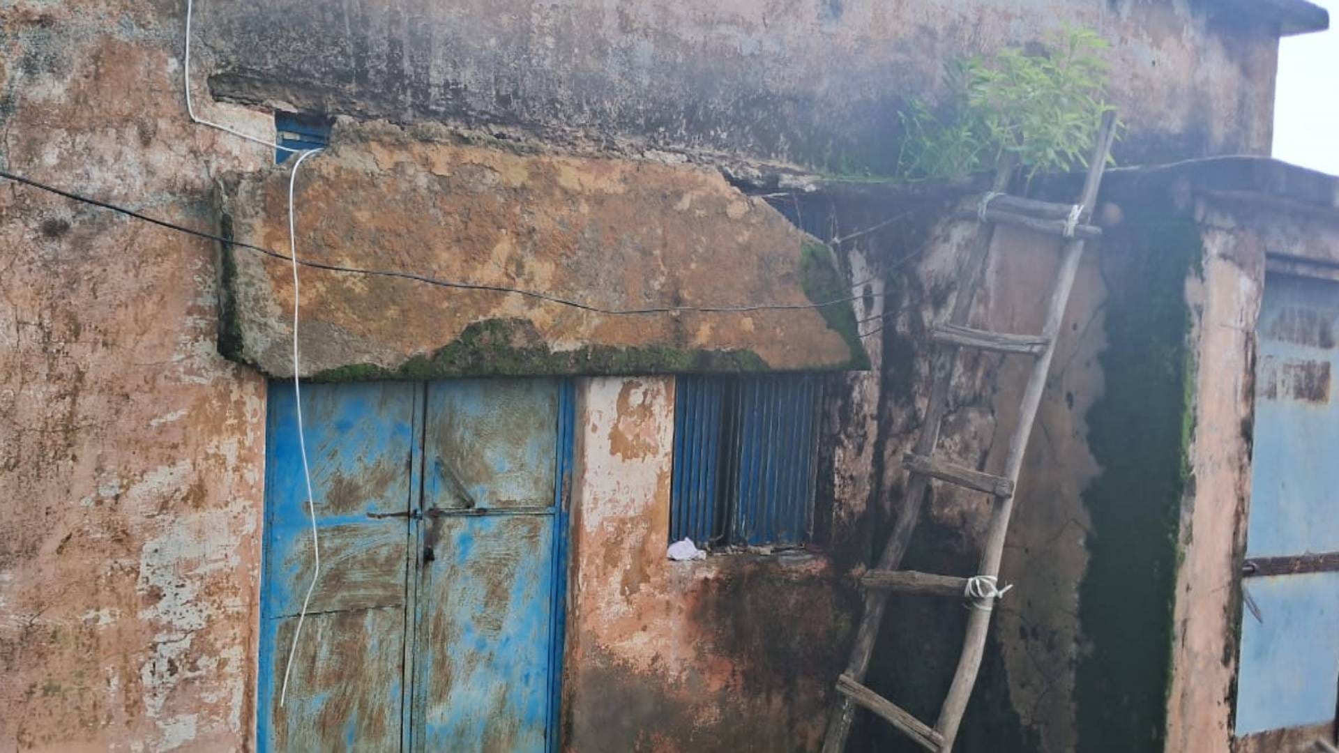 Lack of community hall in Buxwaha of Chhatarpur villagers express their pain
