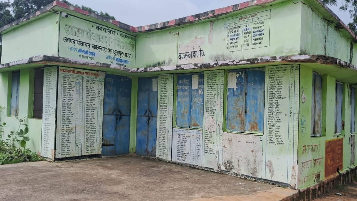 Lack of community hall in Buxwaha of Chhatarpur villagers express their pain