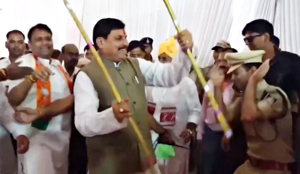 Tikamgarh CM Mohan Yadav used sticks with both hands during Bundeli Baredi dance