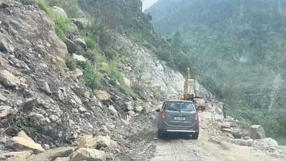 Himachal: किन्नौर के निगुलसरी में 18 घंटे थमे रहे एनएच पर वाहनों के पहिये, सफर बना मुसीबत wheels of vehicles on NH remained halted for 18 hours in Nigulsari of Kinnaur, making travelling a problem