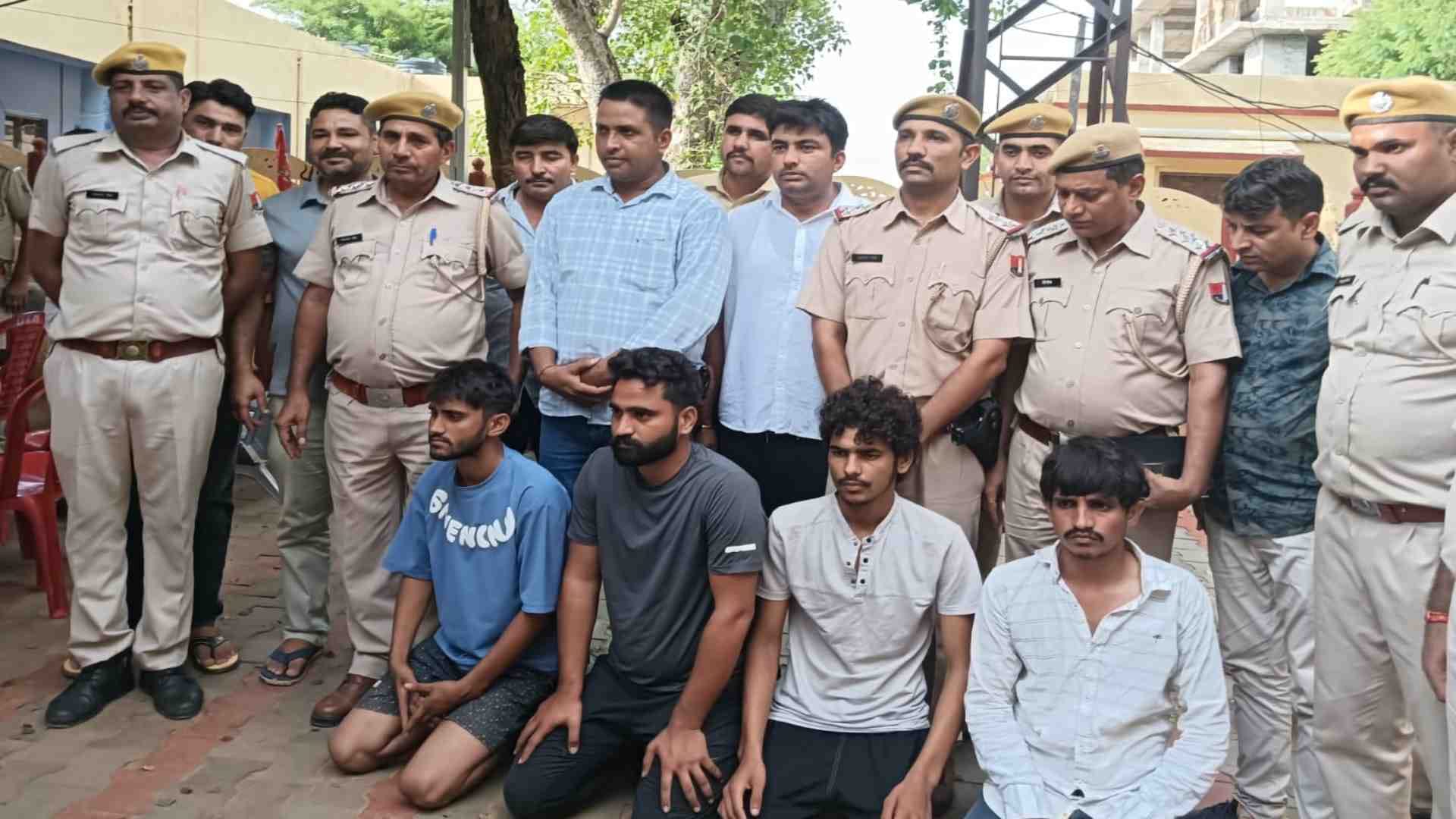 पुलिस की गिरफ्त में आरोपी।