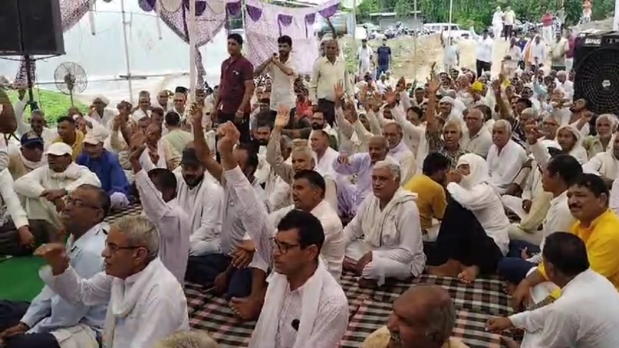 Dharna started demanding to make Mahendragarh a district headquarters and Satnali sub division status
