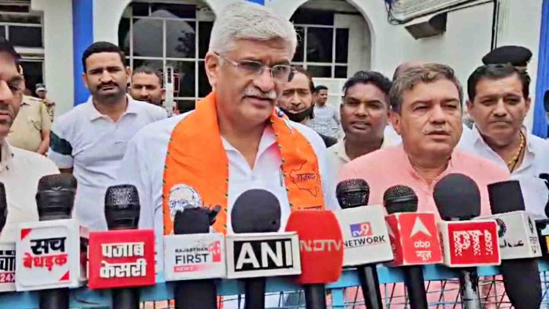 पत्रकार वार्ता करते मंत्री गजेंद्र सिंह शेखावत।