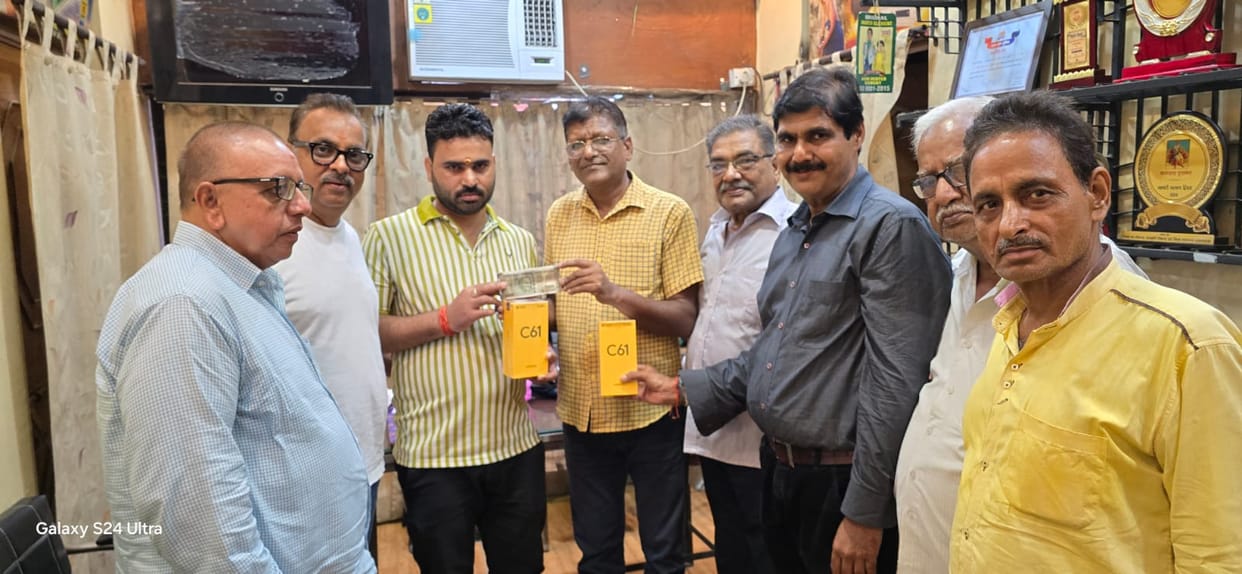 Traders return two smart phones and 50 thousands rupees