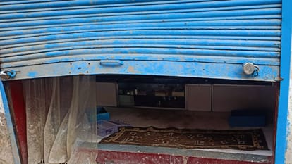 Theft front of police post in ballia Thieves ransacked two shops took away jewellery worth 60 lakh rupees