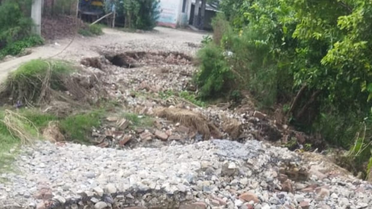 road from pilibhit to Uttarakhand has turned into potholes people are having problem