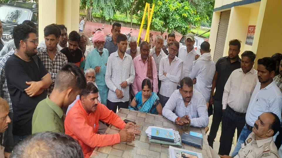 Panchayat was held in the police station in the case of theft of jewelery worth seven lakhs