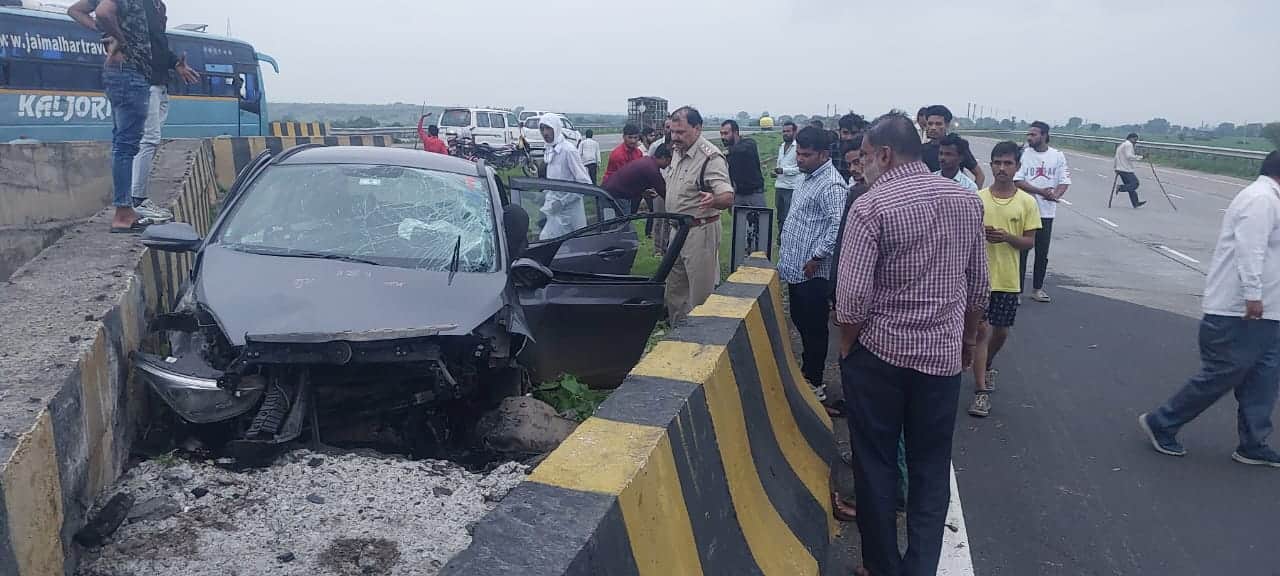 शाजापुर में डिवाइडर से टकराई कार।