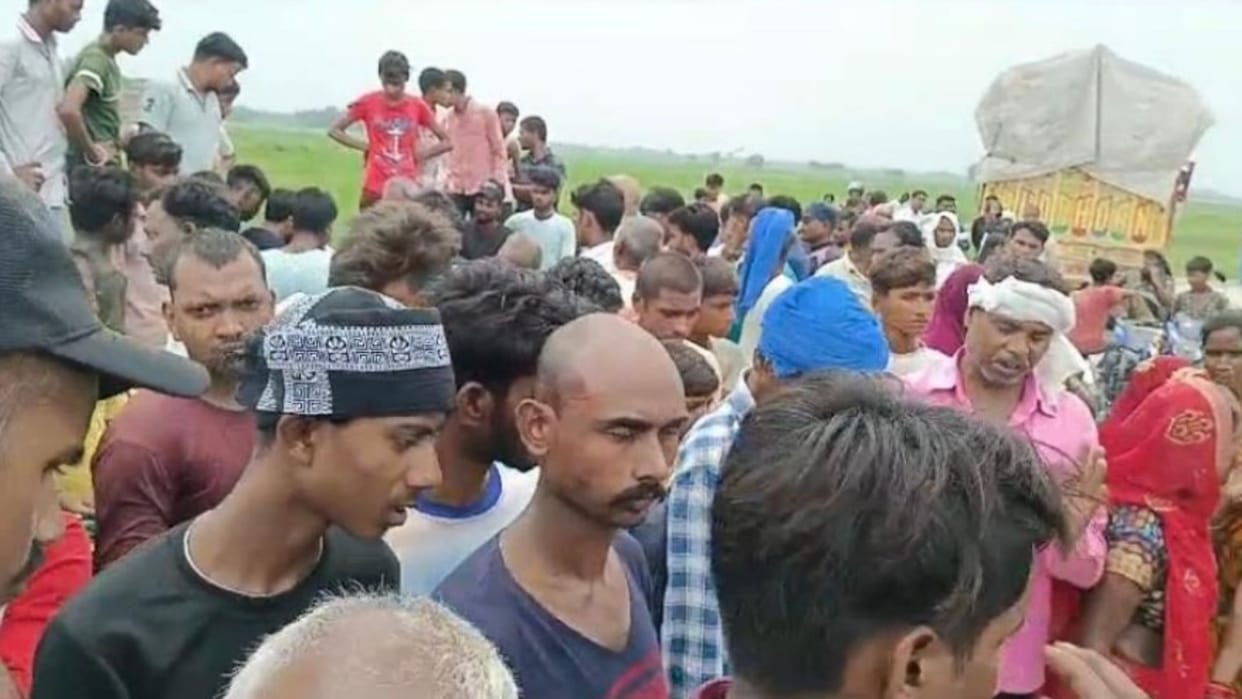 Truck ran over woman in azamgarh public got angry road jam Police was left helpless