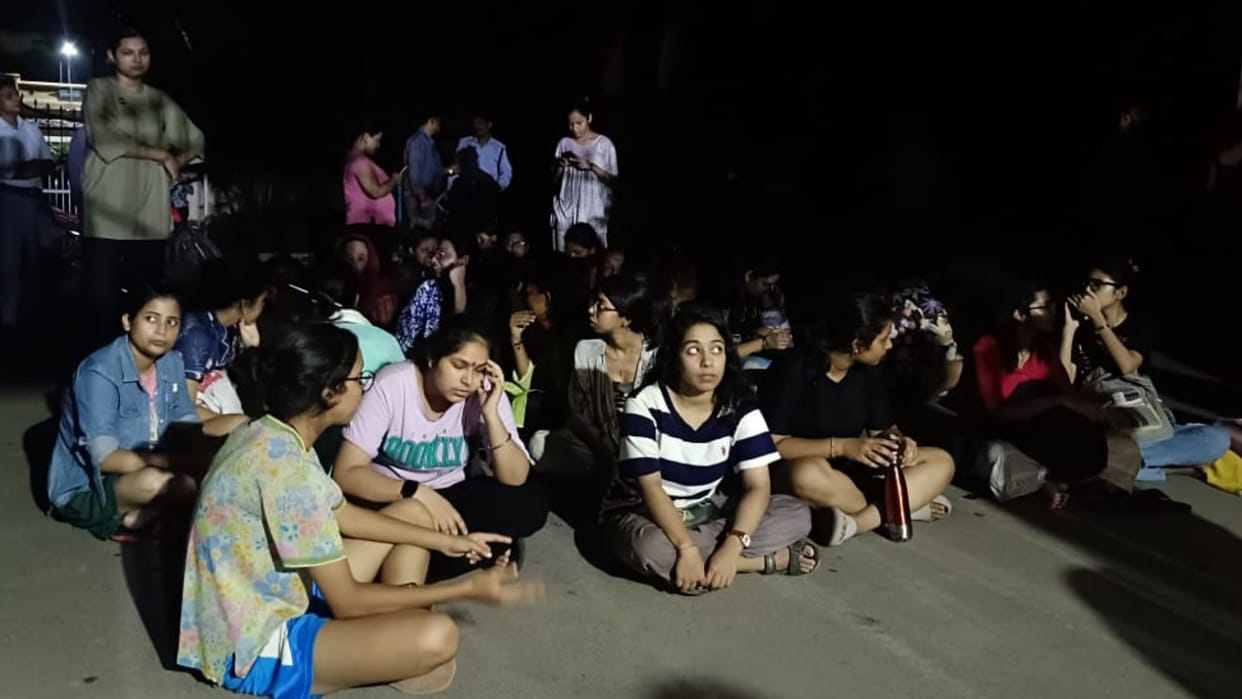 Short circuit in International Hostel of bhu chaos ensues girl students stage protest