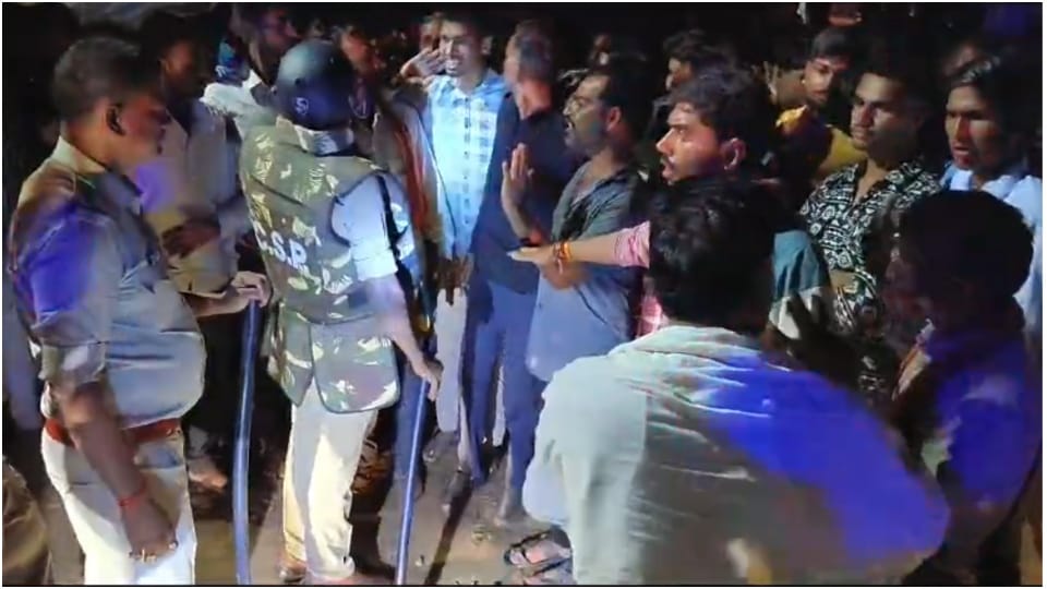 Agar Malwa Crime News Dispute Over Stale Chicken Youth Stabbed Villagers Set Hotel on Fire