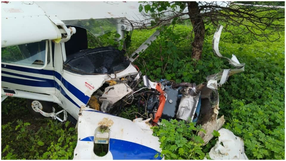 Aircraft Crash In Guna Today Two Pilots Injured Plane Accident Suspected Due to Engine Failure News in Hindi