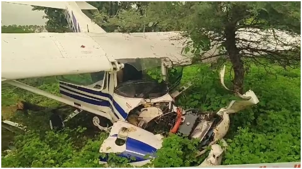 Aircraft Crash In Guna Today Two Pilots Injured Plane Accident Suspected Due to Engine Failure News in Hindi