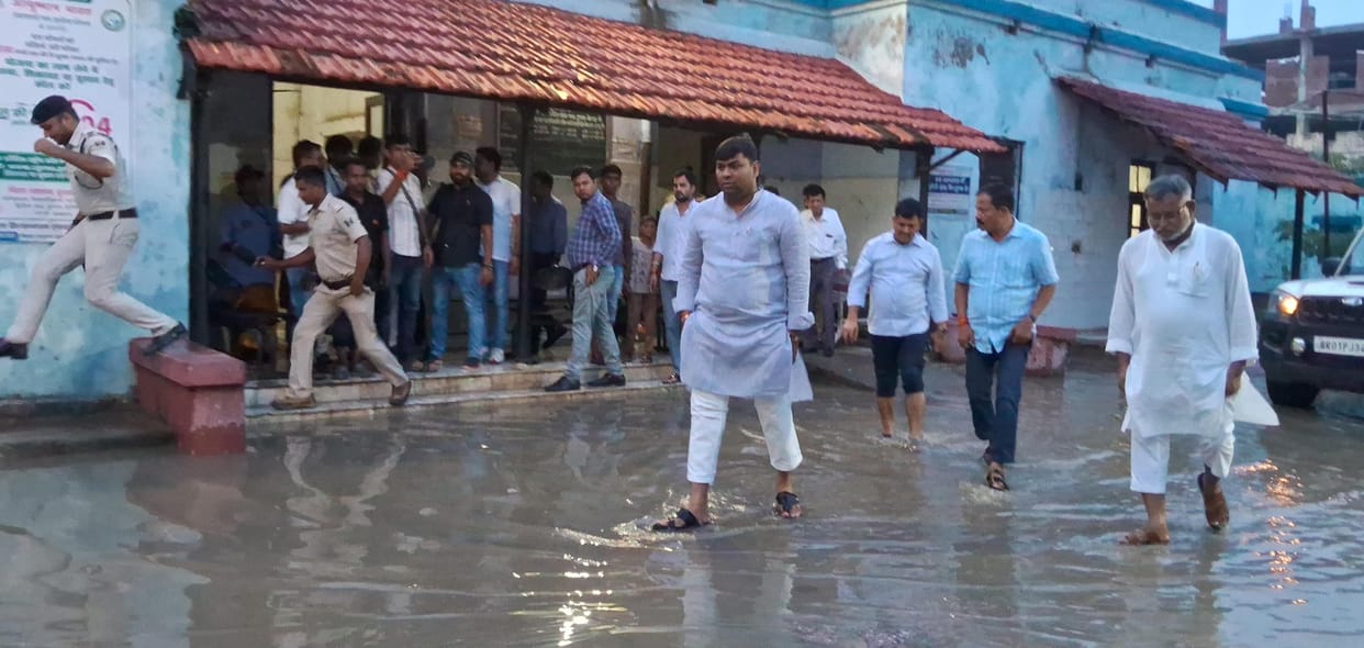 Bihar News: RJD MLA arrived to inspect Sadar Hospital; Waterlogging, ICU, Muzaffarpur News