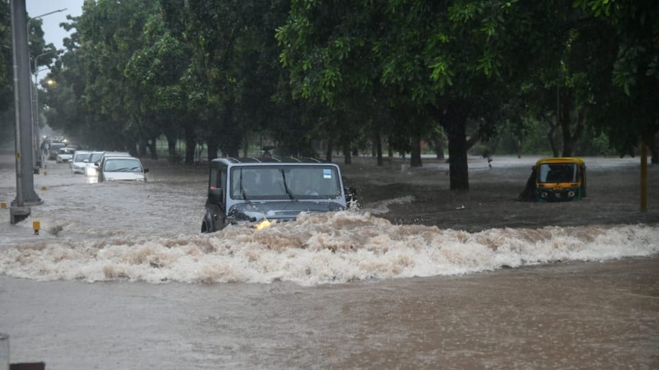 Heavy rain in Chandigarh road full of water vehicles stuck photo gallery