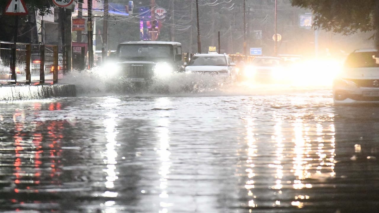 Rain havoc in Haryana, Nakati in spate and Som river embankment cracked, water entered houses in Hisar