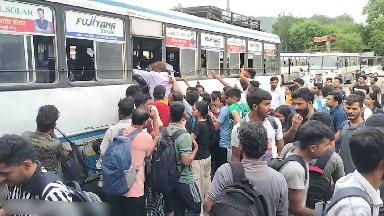 Ajmer News: Candidates kept looking for buses for free travel