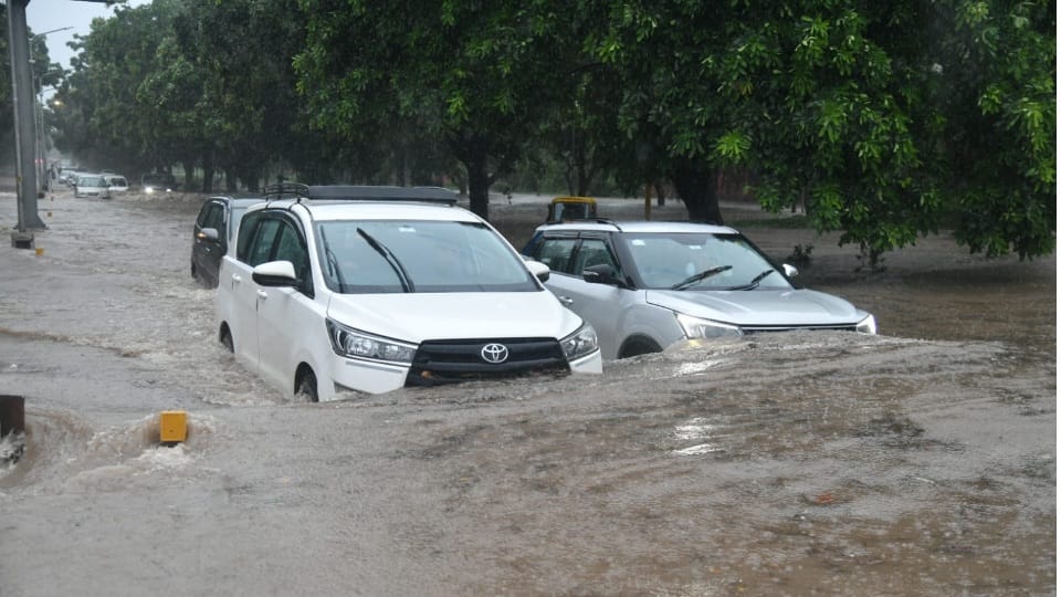 Heavy rain in Chandigarh 139 mm rain till afternoon 2:30 rain in Punjab also