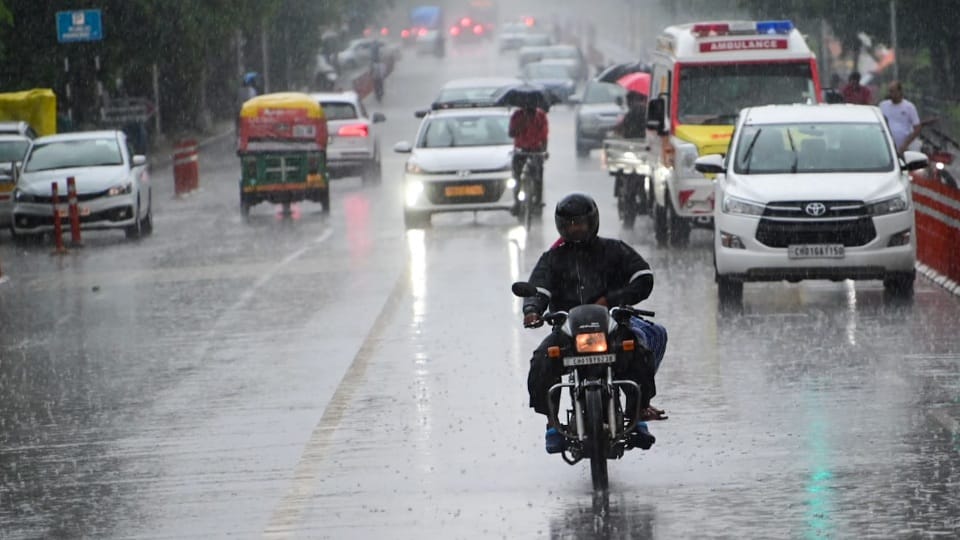 Delhi NCR Weather Today: Heavy Rainfall in Delhi, Noida Water Logging on Roads Rain Update