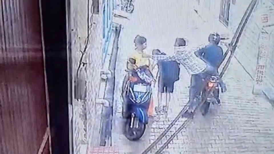 Haridwar News chain snatching from women neck outside her house incident captured on CCTV